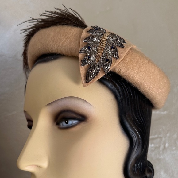 STYLISH 1950s\' MUSTARD FURRY FELT TOQUE WITH BEADED TRIM & BROWN OSTRICH FEATHER main image 10